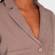 ff00eb0d4036882d7fd198379bd27953260a5336_CNI4147_4_mocha_tailored_cropped_pocket_detail_blazer