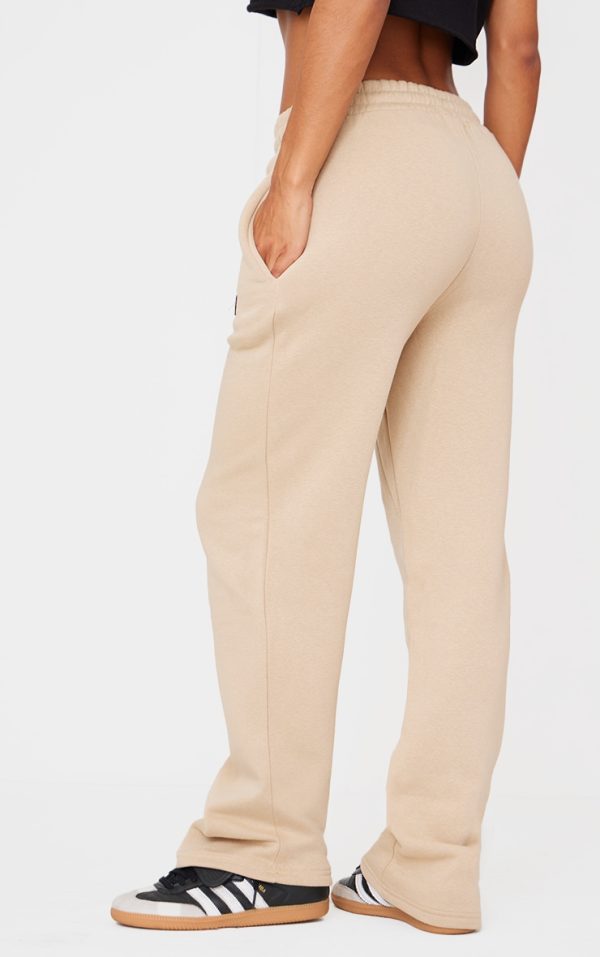 ff510e46e970871c9b94ab3370a9d1a863550469_CNE5666_3_prettylittlething_sand_badge_detailed_straight_leg_joggers