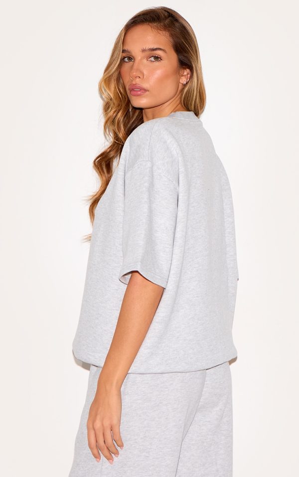 ff940ff86999bbd843a4151297a38f89b2e886f8_CNJ5144_2_prettylittlething_ash_grey_badge_detail_oversized_short_sleeve_sweatshirt-1